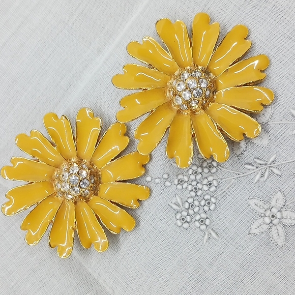 Gold-Tone Enamel & Rhinestone Clipback Flower or Daisy Earrings (NWOT) - Picture 3 of 5